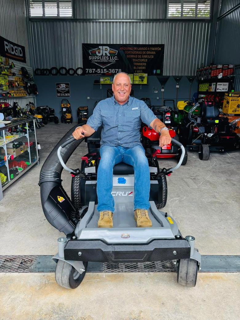 Cliente de JR Supplies montado en un tractor zero-turn dentro de la tienda