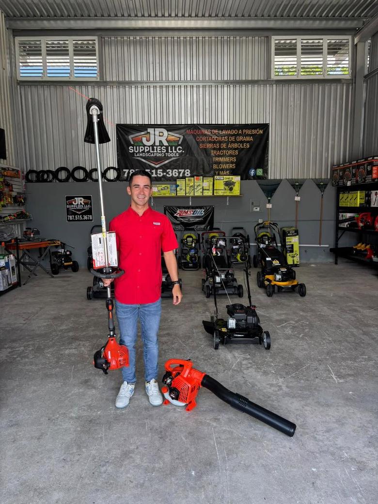 Cliente de JR Supplies con un trimmer y un blower nuevos en la mano