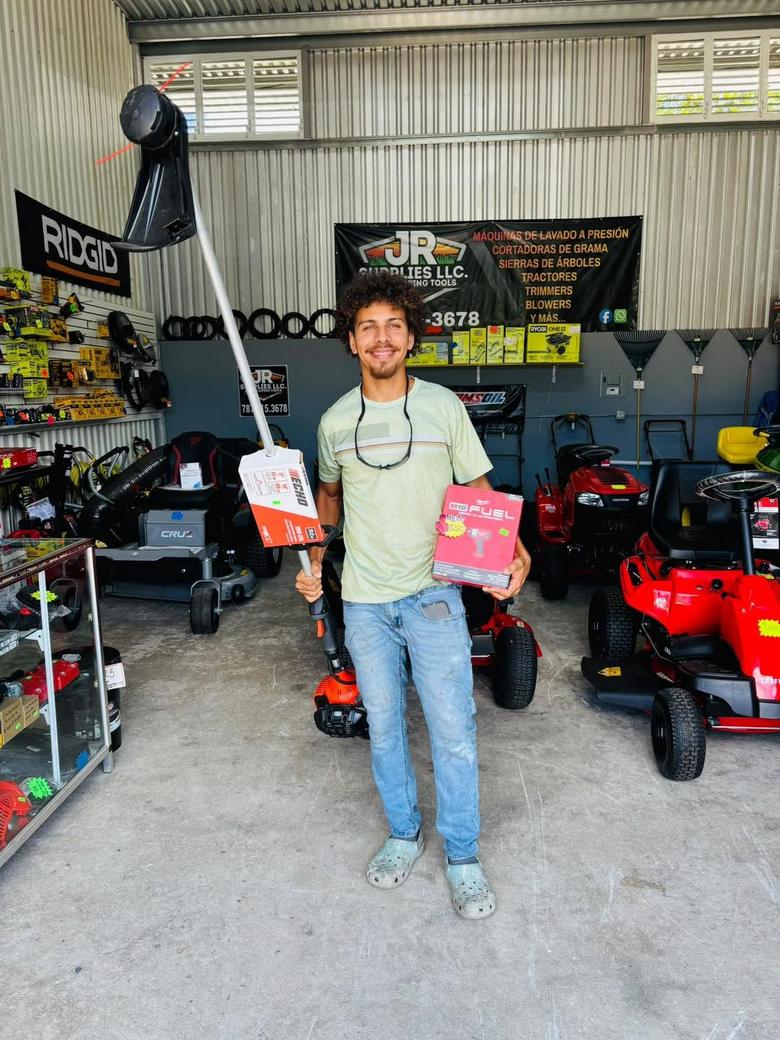 Cliente de JR Supplies con una podadora de extensión y accesorios recién comprados