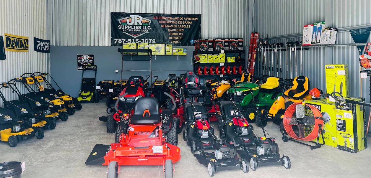 Interior de JR Supplies LLC. con tractores, podadoras y trimmers en exhibición